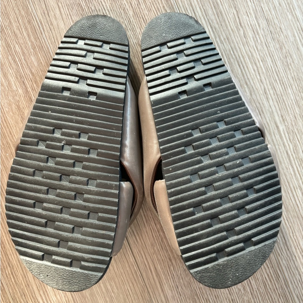 Roam Foldy Puffy Sandal.  Worn once.  Love them but love them on me.